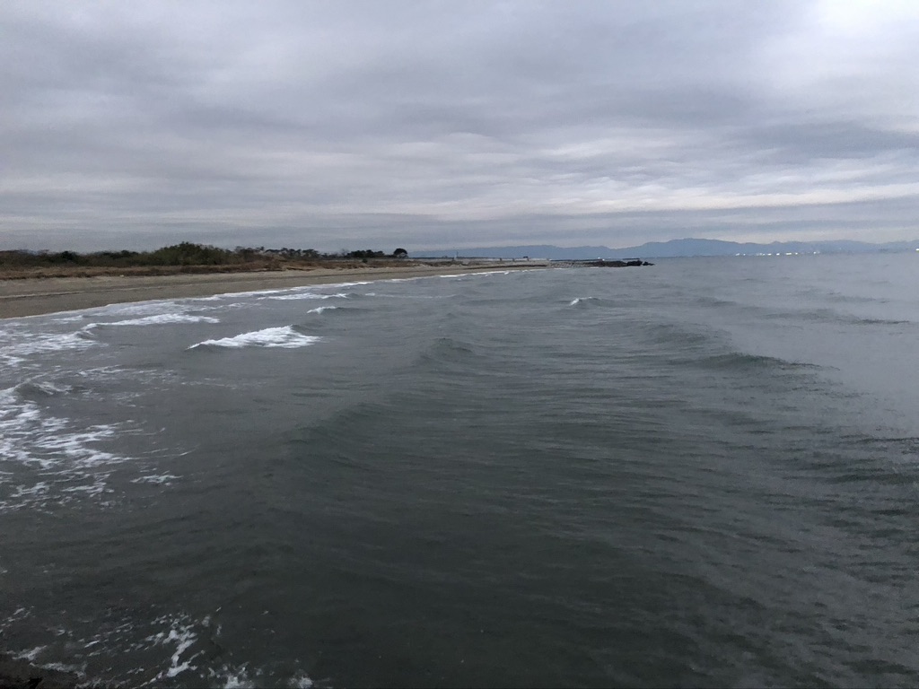 大潮で荒れた海