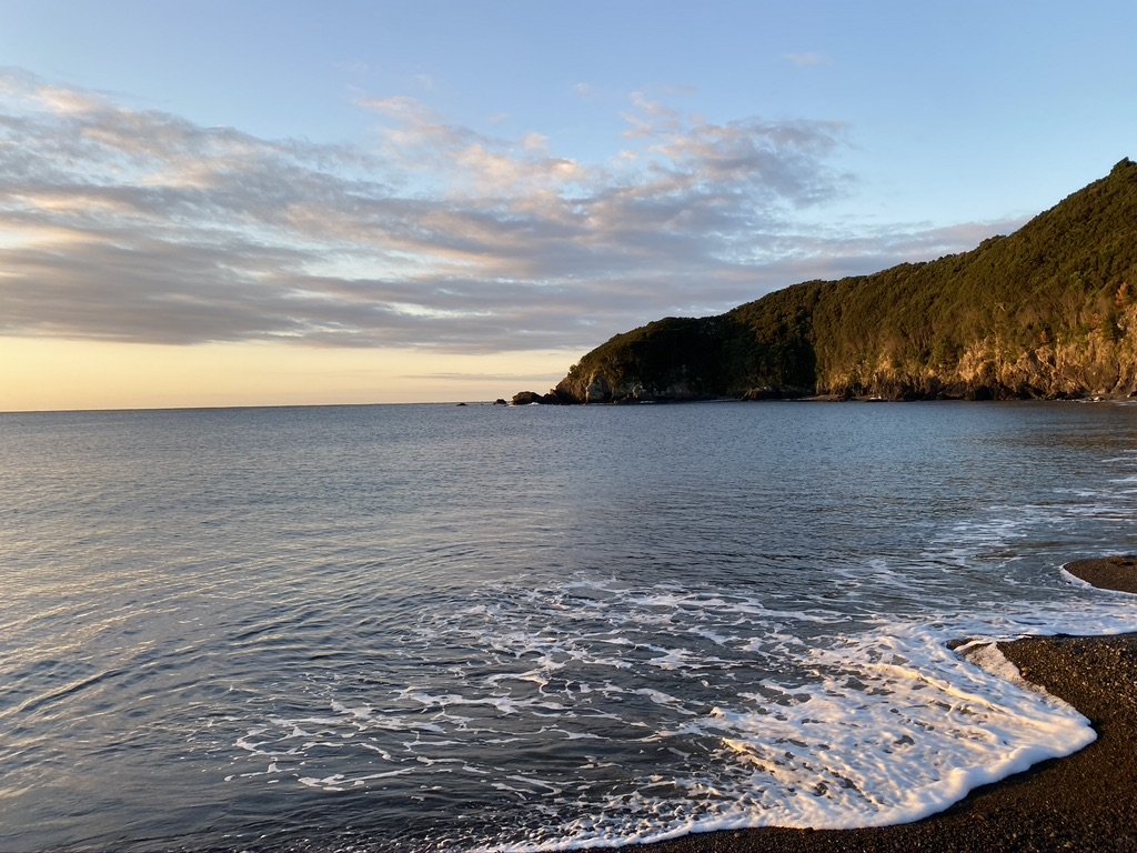 明け方のサーフの海
