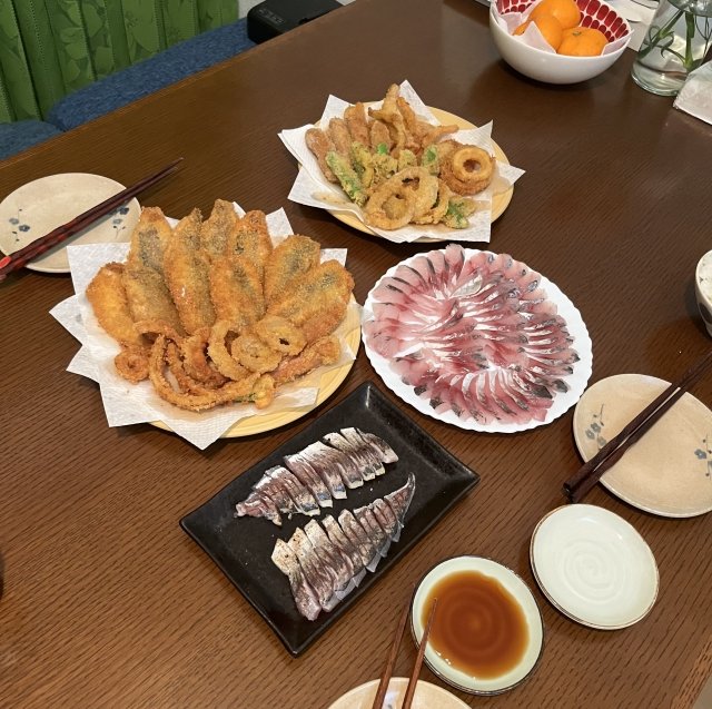 食卓に並んだアジ料理。フライ、天ぷら、刺身、なめろうが皿に盛られている