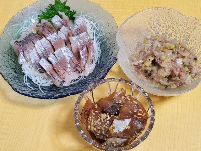食卓に並べたアジ料理3品。刺身、なめろう、漬けが器に盛られている