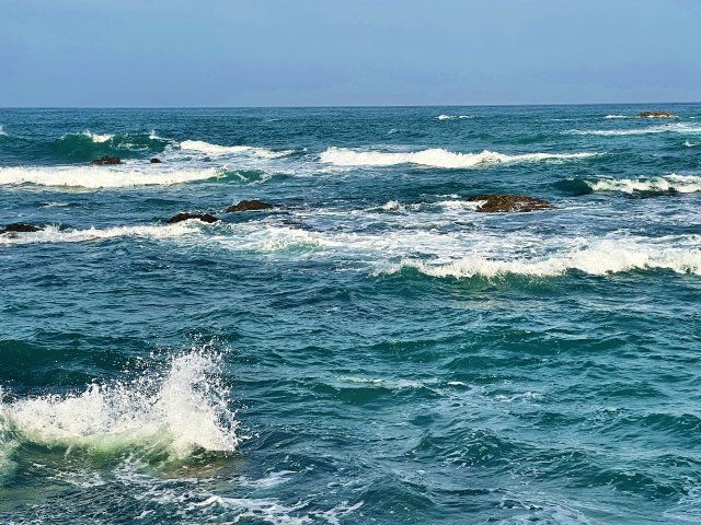 白波が立つ磯場の海面