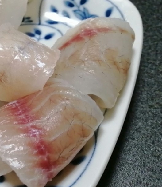 キビレの刺身。透明感のある白身に赤い血合いが入る