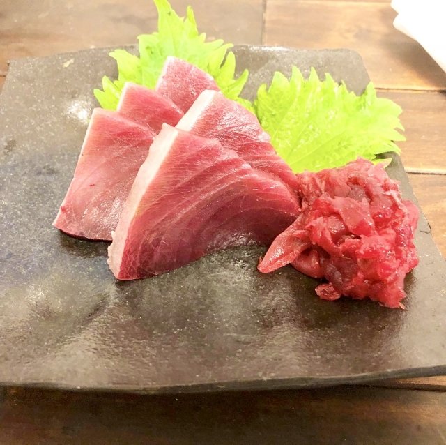 石の皿に盛りつけた刺身と大葉