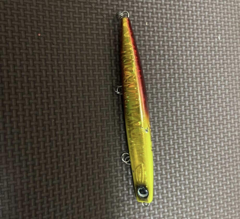フックを外したかっ飛び棒130BR。ベリー2箇所とテールの計3つのフックアイが見える