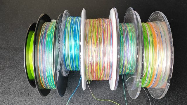 色分けされたPEラインのスプールが5本並んだところ