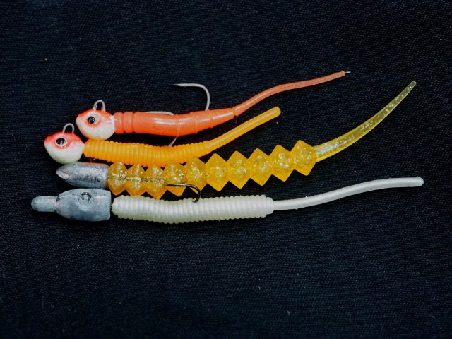 黒い背景に並べたジグヘッドとワーム